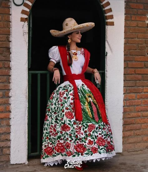 Estefania Sepulveda Hispanic Outfits, Escaramuza Dresses, Jalisco Dress, Folklorico Dresses, Outfit Mexicano, Mexico Dress, Caribbean Outfits, Traditional Mexican Dress, Champagne Evening Dress