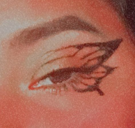 Easy Eyeliner Designs, Colored Eyeliner Ideas Simple, Butterfly Graphic Liner, Graphic Eyeliner Ideas For Hooded Eyes, Simple Halloween Eyeliner, Fall Eyeliner, Easy Graphic Eyeliner, Butterfly Liner, Butterfly Eyeliner