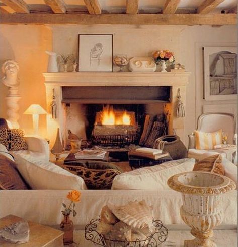 Cozy Thanksgiving Decorating Ideas, Living Room Makeover in Fall Cottage Chic Living Room, Cosy Fireplace, Autumn Interior, Casa Country, Casa Vintage, Cottage Interiors, Chic Living Room, Cottage Living, Living Room Makeover