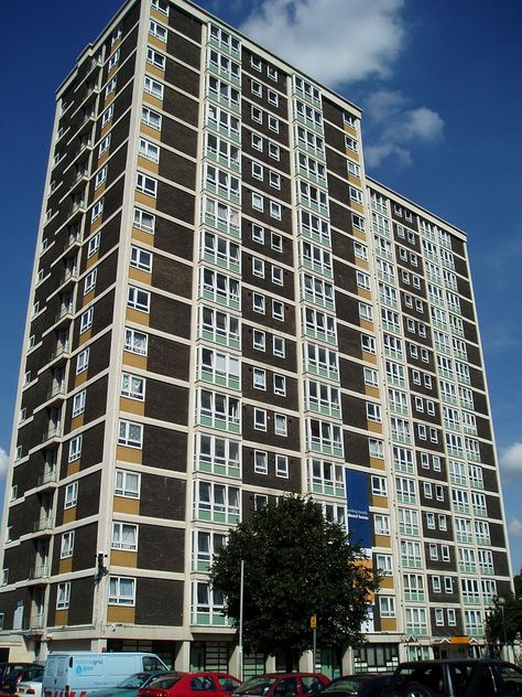 https://flic.kr/p/2MKcbh | Kenneth Robbins House, Northumberland Park | Two tower blocks in Tottenham on a great (and rare) sunny day this summer - no adjustments made, the sky really was this blue ----actually just one tower block! see comment---- Tower Of London Ravens, Sky Tower Auckland Aesthetic, 1980 London, Tower Block, Sunny Days, Skyscraper, Tower, Architecture