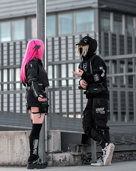 Best friends agent @oddlynights @syxqs . . . #fabricoftheuniverse #cyberpunk #futureculture Cuber Punk, Arte Punk, Female Clothing, Punk Outfits, Character Reference, Pose Reference, Cyberpunk, Best Friends, Clothes For Women