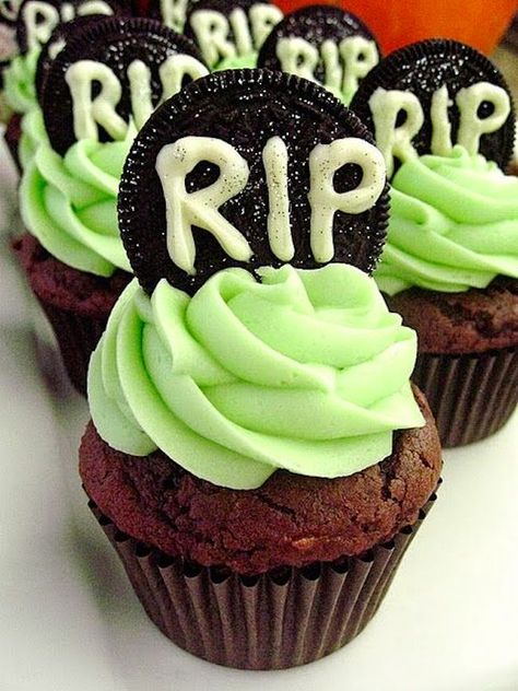 halloween cupcakes Halloween Food Cupcakes, Halloween Deserts, Postres Halloween, Cupcakes Easy, Halloween Tombstones, Cupcake Cake Designs, Halloween Sweets, Halloween Baking, Halloween Goodies