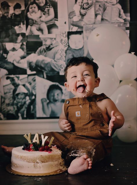 One Year Backdrop, Creative First Birthday Photoshoot, Boy Background Photo, Baby Steak Smash Photoshoot, One Year Old Birthday Backdrop, 1st Birthday Photoshoot Smash Cake, Cake Smash Photos At Home, Diy 1st Birthday Photo Shoot At Home, 1year Birthday Photoshoot Ideas