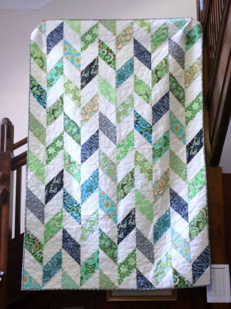 Daisy Chain Strip Quilt Tutorial | Make this beautiful nature-inspired quilt for spring! Chevron Quilts Ideas, Squiggles Quilt Pattern, Herringbone Quilt Tutorials, Purple Charms, Chevron Baby Quilts, Strip Quilting, Chain Tutorial, Quilt Hanging, Strip Quilt Patterns