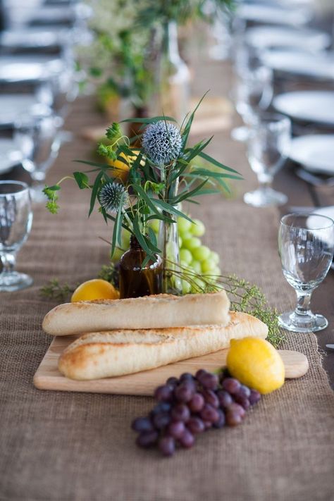 Bread Wedding Centerpieces, Food Wedding Centerpieces, Edible Table Centerpieces, Bread Centerpiece Wedding, Food Centerpieces Wedding, Edible Centerpieces Wedding, Fruit Centerpieces Wedding, Bread Centerpiece, Bread Rustic