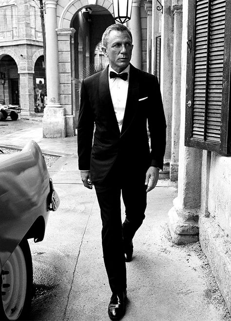 James Bond Black Suit, Daniel Craig Tuxedo, James Bond Fashion, James Bond Aesthetic, Prom Tuxedo Ideas, Write Script, James Bond Tuxedo, James Bond Wedding, Tuxedo Ideas