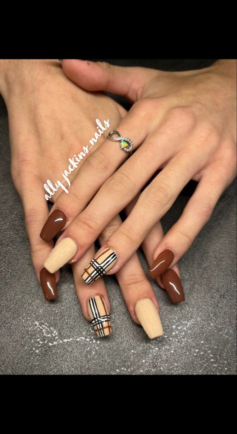 Tartan Plaid Christmas Nails, Brown Burberry Nails, Fall Nails Plaid Accent, Fall Burberry Nails, Short Checkered Nails, Burberry Nails Design, Plaid Nail Designs Fall, Flannel Nail Art, Brown Plaid Nails