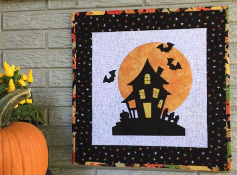 Halloween House Wall Hanging Pattern | Etsy Halloween Quilt Patterns, House Quilt Patterns, Wall Hanging Pattern, Halloween Quilt, Halloween Sewing, Halloween Table Runners, Carte Halloween, Mug Rug Patterns, Hanging Quilts