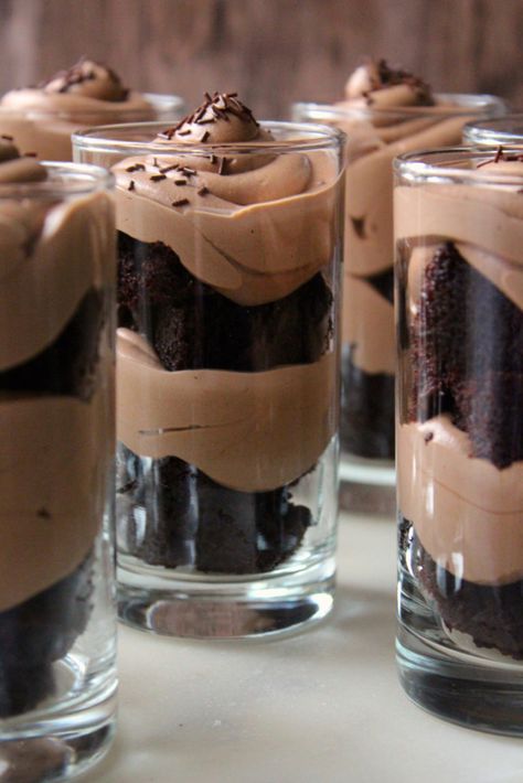 Nutella Trifle Desserts, Smores Dessert Shooters, Mousse Cups Desserts, Mini Appetizers In Shot Glasses, Trifle Shooters, Mini Parfait Cups, Desert Shooters, Mini Desserts Shooters Recipes, Moose Dessert