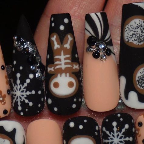 Sydney Petty on Instagram: "#christmasnails #gothchristmasnails #gothchristmas #gingerbreadnails #pressonnails #nails #nailart #nailinspo" Grungy Christmas Nails, Merry Creepmas Nails, Terrified Nails, Gothic Christmas Nails Acrylic, Spooky Winter Nails, Punk Christmas Nails, Christmas Nail Ideas 2024, Christmas Nails Grunge, Black Christmas Nail Designs Holidays