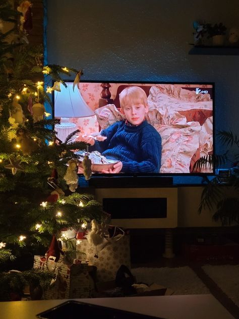 Christmas Movie Watching Aesthetic, Ber Months Aesthetic, Aesthetic Christmas Movies, Home Alone Movie Astethic, Christmas Movie Marathon Aesthetic, Home Alone Aestic, Christmas Film Aesthetic, Christmas Photo Dump, Christmas Films Aesthetic