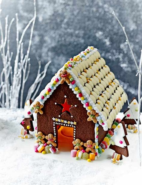 Chocolate Christmas house Gingerbread House Recipe, Chocolate House, Make A Gingerbread House, Chocolate Christmas, Christmas Cake Recipes, Cooking Club, Christmas Sweets, Special Occasion Cakes, Gingerbread Houses