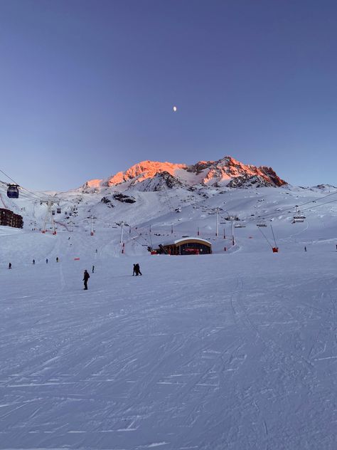 Sunset over skiing resort in VT, french alps Val Thorens Ski, French Alps Aesthetic, French Alps Skiing, French Alps Ski, Skiing Resort, Val Thorens, Ski Culture, Sk Ii, French Alps