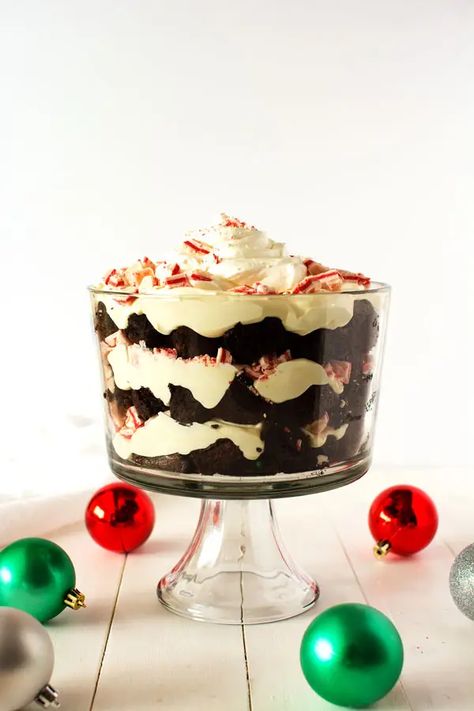 Chocolate Peppermint Trifle (easy to make!) - Kitchen Gidget Chocolate Peppermint Trifle, Peppermint Trifle, Lemon Blueberry Trifle, Pistachio Pudding Cookies, Peppermint Brownie, Candy Cane Dessert, Peppermint Dessert, Brownies Cheesecake, Christmas Trifle