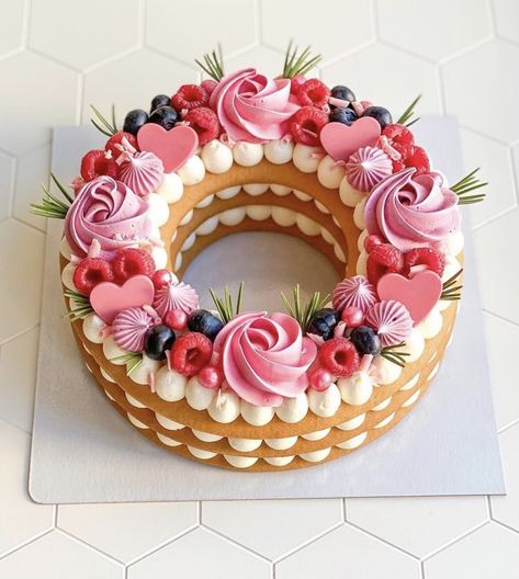 Creative Cake Decorating, Biscuit Cake, Cake Decorating Designs, Pretty Birthday Cakes, Yummy Desserts, Fancy Cakes, Cake Decorating Tips, Food Cakes, Cake Decorating Techniques