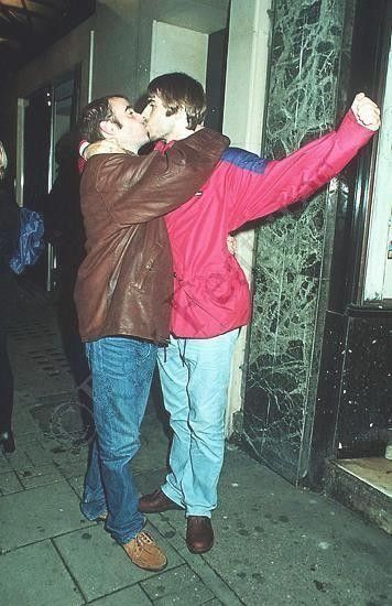 Bonehead and Liam Gallagher #kiss #oasis Liam Gallagher Noel Gallagher, Oasis Style, Gene Gallagher, Liam Gallagher Oasis, Liam And Noel, Oasis Band, Damon Albarn, Noel Gallagher, Liam Gallagher