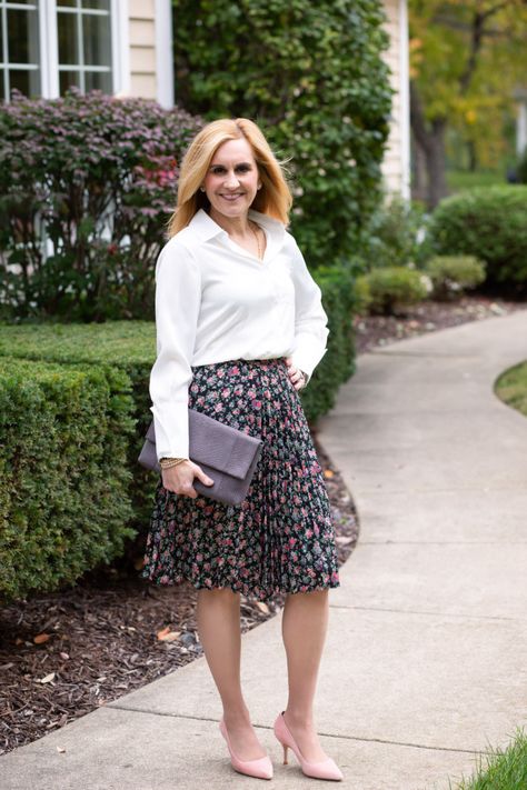 Sharing an elegant classic look for Thanksgiving. Elegant White Blouse, Floral Pleated Skirt, Bodysuit Blouse, Wardrobe Stylist, Holiday Style, Clothes Women, Button Down Blouse, Holiday Fashion, Fashion Clothes