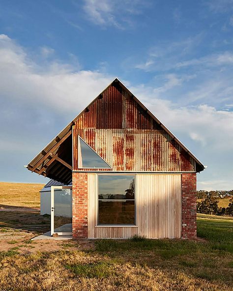 Shed Home, Be Design, Modern Rustic Homes, Casa Container, Shed Homes, Architecture Design Concept, Home Magazine, Tiny House Cabin, Cabin Design