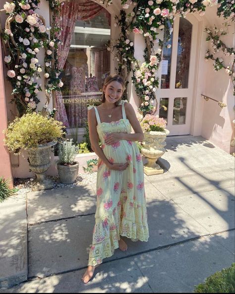 Quirky Maternity Outfits, Pastel Maternity Dress, Groovy Maternity Outfit, Maternity Fits, Prego Outfits, Summer Pregnancy Outfits, Maternity Clothes Summer, Preggo Fashion, Pretty Pregnant