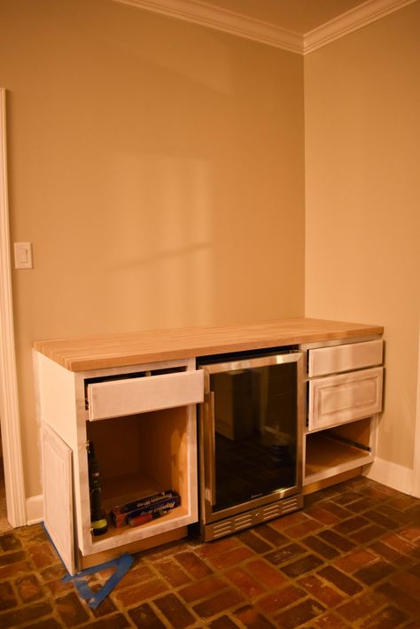 Diy Basement Wet Bar, How To Build A Wet Bar, Bar Interior Design Vintage, Dry Bar Ideas Basement, Wet Bar Diy, Diy Wet Bar, Diy Built In Bar, Modern Coffee Bar Ideas, Diy Dry Bar