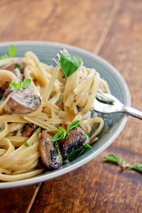 Linguini with Garlic & Mushrooms Mushroom Linguine, Resep Pasta, Pasta Fatta In Casa, Vegetarian Main Dishes, Happy Belly, Garlic Mushrooms, Heart Food, Tasty Pasta, Delish Recipes