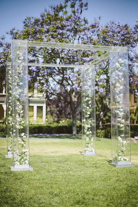 simple but chic modern acrylic and floral wedding arbor ideas Wedding Chuppah, Wedding Arbors, Modern Chic Wedding, Tafel Decor, Entertainment Ideas, Wedding Arbour, Inexpensive Wedding Venues, Wedding Entertainment, Acrylic Wedding