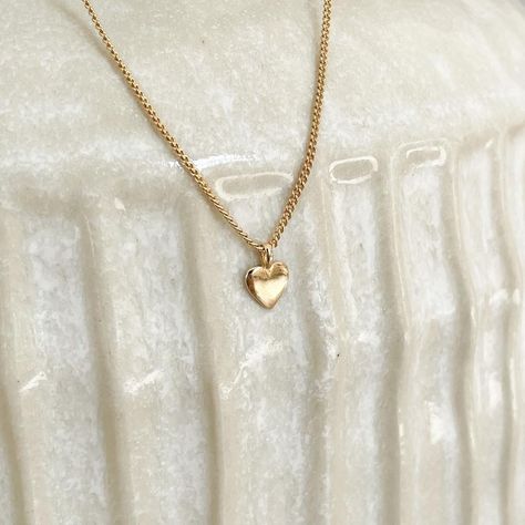 Necklace With Heart, Preppy Jewelry, Gold Bridal Jewellery Sets, Gold Jewelry Stores, Gold Heart Necklace, Classy Jewelry, Handmade Charms, Gold Jewellery Design, Gothic Jewelry