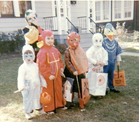 Vintage trick or treaters Trick Or Treating Nostalgia, Vintage Trick Or Treaters, Vintage Trick Or Treat, Midcentury Halloween, Fall Nostalgia, Old Halloween Photos, Halloween Journal, Vintage Halloween Photos, Dark Kawaii