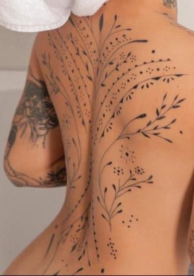 Earthy Back Tattoos, Paradox Tattoo Ideas, Unique Back Tattoos Women, Elegant Back Tattoos For Women, Whole Body Tattoo Woman, Botanical Back Tattoo, Ornamental Back Tattoo Women, Small Tattoo Ideas Simple, Tattoo Ideas Simple