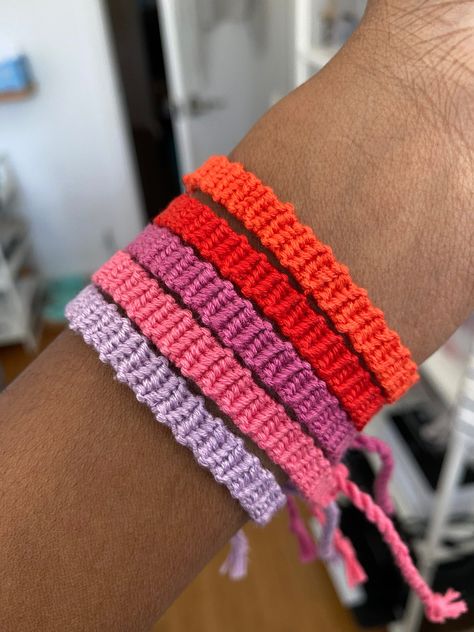 How to Make Summer Friendship Bracelets: Free Patterns Included! Tie Dye Friendship Bracelet Pattern, Pink String Bracelet, Summer String Bracelets, Summer Friendship Bracelets Pattern, Embroidery String Bracelets, Embroidery Thread Bracelets, Bracelets String, Embroidery Floss Bracelets, Floss Bracelets