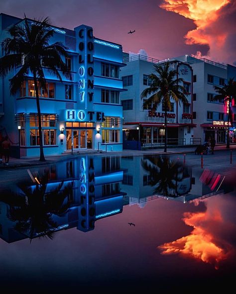 Miami Beach Life on Instagram: “The historic and iconic Colony Hotel on Ocean Drive! The Art Deco district of Miami Beach contains over 960 such historical structures.🏝🧡🏖…” Miami Beach Pictures, Colony Hotel, Miami Aesthetic, Wallpapers Laptop, Gta Vice City, Beach Drive, The Colony Hotel, Queen Of The South, Miami Trip