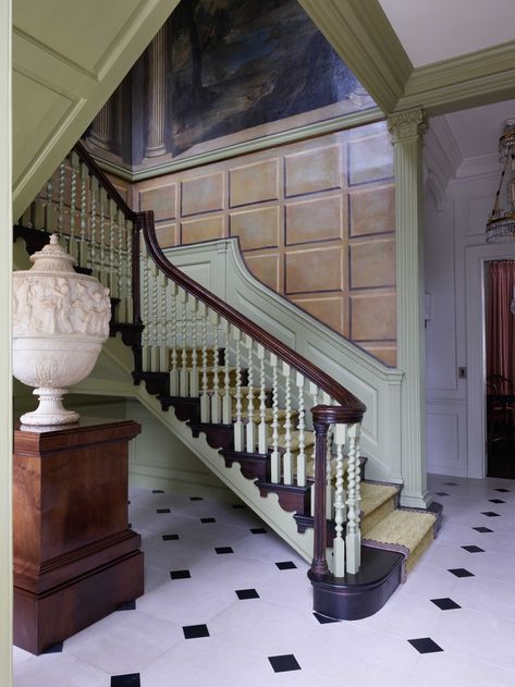 An early-Georgian townhouse in London with intriguing interiors | House & Garden Jamie Drake, Built In Banquette, Georgian Townhouse, Georgian Architecture, London Flat, London House, Iron Railing, Chelsea House, Modern And Antique