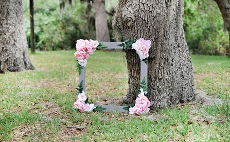 DIY Bridal Shower Floral Photo Booth Frame Bridal Shower Photo Frame, Unicorn Photo Frame, Photo Backdrop Frame, Floral Photo Booth, Diy Picture Frames Crafts, Diy Photo Frame Cardboard, Photo Frame Diy, Party Photo Frame, Bridal Shower Floral