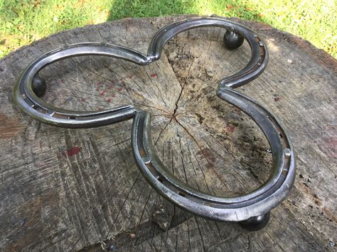 Horseshoe trivet Welded Horse Shoe Ideas, Welding Horse Shoes, Horseshoe Trivet, Horse Shoe Knives, Horseshoe Art Sculptures & Statues, Blacksmith Projects, Scrap Metal, Welding Art, Scrap Metal Art