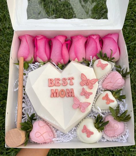 Sweetdest Creations 🧚🏻‍♀️ on Instagram: “Mother’s Day option #7 💞💞 “Best Mom” breakable heart -6 roses -6 strawberries ❀ ❀ ❀ ❀ ❀ #mothersdaystrawberries #mothersdayberries…” Piniata Cake, Chocolate Coverd Strawberries, Breakable Chocolate Heart, Breakable Chocolate, Breakable Heart, Mothers Day Chocolates, Wooden Hammer, Mothers Day Desserts, Strawberry Box