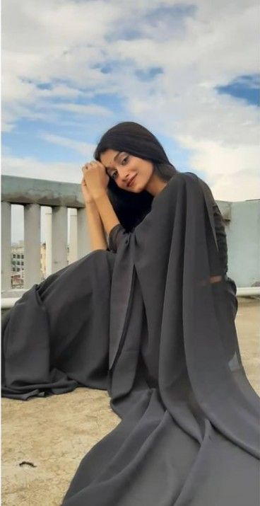 Saree Pose Ideas At Home, Terrace Saree Photoshoot, Sharee Photography Poses With Hijab, Solo Saree Poses, Sari Poses Photo Shoot At Home, Saree Asthetic Pose, Photo Poses In Saree At Home, Aesthetic Saree Poses At Home, Sari Poses Photo Shoot