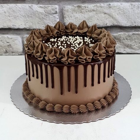 Simple Cake Images, Cakedesign Birthday Simple, Simple Cake Photo, Chocolate Sweet 16 Cake, Cute Chocolate Cake Aesthetic, Chocolate Cake Photo, Easy Chocolate Cake Design, Chocolate Cake Design Birthday Men, Birthday Cake Chocolate Decoration Ideas