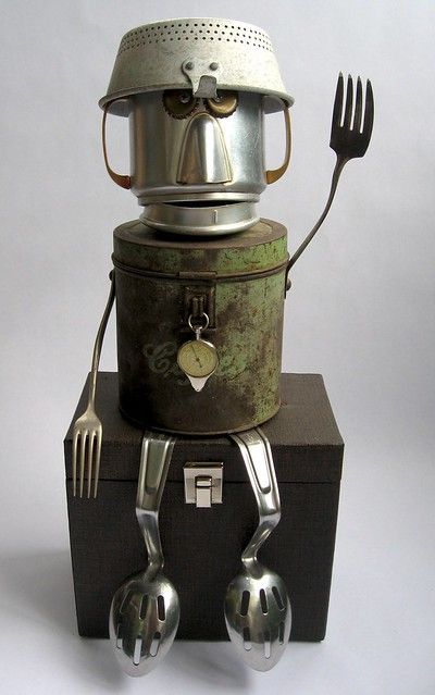 Old Oil Cans, Recycled Robot, Scrap Recycling, Robot Sculpture, Pencil Sharpeners, Welding Art Projects, Found Object Art, Junk Art, Found Art