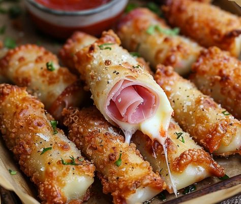 Baked Ham and Cheese Mozzarella Sticks – Chloe foods Cheese Mozzarella, Finger Foods Easy, Appetizers Easy Finger Food, Best Appetizer Recipes, Mozzarella Sticks, Baked Ham, Recipes Appetizers And Snacks, Appetizer Bites, Football Food