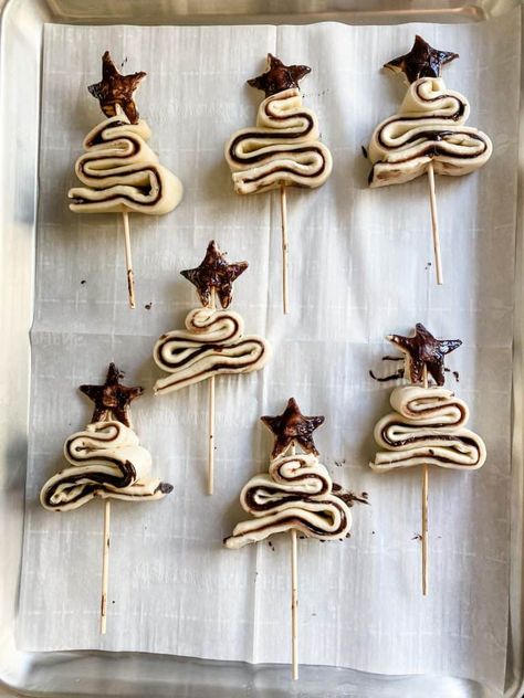 Christmas Decor Food Ideas, Pastry Tree Christmas, Chocolate Puff Pastry Christmas Tree, Pastry Puff Christmas Tree, Nutella Christmas Trees, Puff Pastry Xmas Tree, Christmas Tree Nutella Puff Pastry, Friendsmas Dessert Ideas, Nutella Tree Puff Pastry