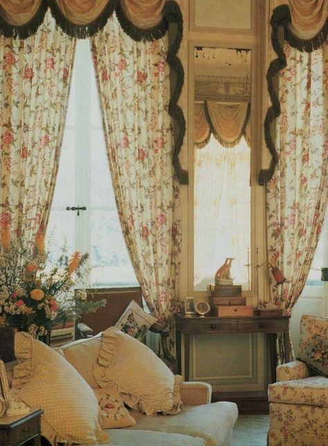 Laura Ashley Living Room, Laura Ashley Bedroom, Laura Ashley Interiors, Modern Fireplace Ideas, 1980s Interior, Ashley Bedroom, Cottage House Interior, 90s Interior, 80s Room