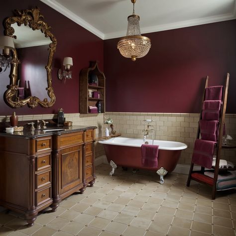 French Country Bathroom💖💖💖 Wine Color Bathroom Ideas, Wine Red Bathroom, Burgundy Tile Bathroom, Brinjal Bathroom, Burgundy Bathroom Decor, Maroon Bathroom Ideas, Bathroom Burgundy, Grandmacore Bathroom, Berry Bathroom