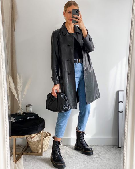 Leather Coat Outfit, Mode Pastel, Mom Jeans Outfit Winter, Minimalist Moda, Dr Martens Outfit, Fall Boots Outfit, Jeans Winter, Look Grunge, Mom Jeans Outfit