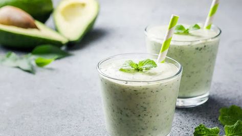 The 12 Best Drinks That Drive The Most Weight Loss of All, Experts Say Cacao Smoothie, Keto Smoothie Recipes, Kiwi Smoothie, Slow Juicer, Homemade Lunch, Overnight Oat, Creative Cooking, Smoothie Detox, Avocado Smoothie