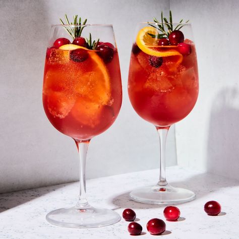 Cranberry Aperol Spritz Xmas Drinks, Aperol Spritz Recipe, Spritz Recipe, Perfect Roast Chicken, Cranberry Juice Cocktail, Roast Chicken Recipes, Festive Drinks, Sangria Recipes, Thirsty Thursday