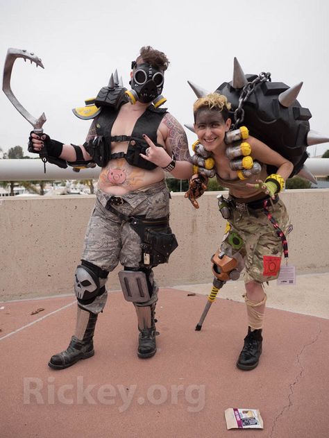 Overwatch Roadhog and Junkrat Overwatch Halloween Costumes, Junkrat Cosplay, Roadhog Cosplay, Overwatch Costume, Junkrat Overwatch, Junkrat And Roadhog, Amazing Halloween Costumes, Overwatch Wallpapers, Overwatch Cosplay