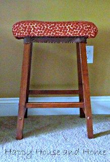 Upholster a Stool Reupholster Bar Stools, Stool Diy, Padded Bar Stools, How To Upholster, Diy Bar Stools, Stool Makeover, Bar Stool Cushions, Farmhouse Stools, Diy Stool