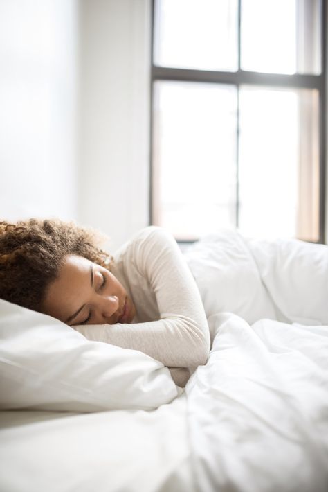 Lazy woman relaxing at home sleeping in her bed Body Clock, Trouble Falling Asleep, Oils For Sleep, Healthy Sleep Habits, Essential Oils For Sleep, Slaap Lekker, Popsugar Fitness, Sleep Routine, The Pillow