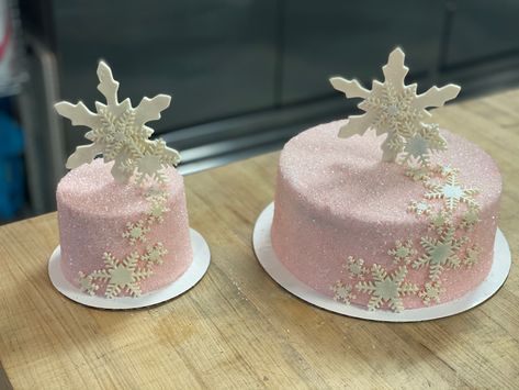 Snowflake Cake Pink, Smash Cake Winter Onederland, Pink Winter Onederland Cake, Winter Wonderland Smash Cake Girl, Winter Wonderland First Birthday Cake, Winter Cake Smash Girl, Winter Onederland Cake Ideas, Winter Smash Cake Girl, Winter Onederland Cake Girl