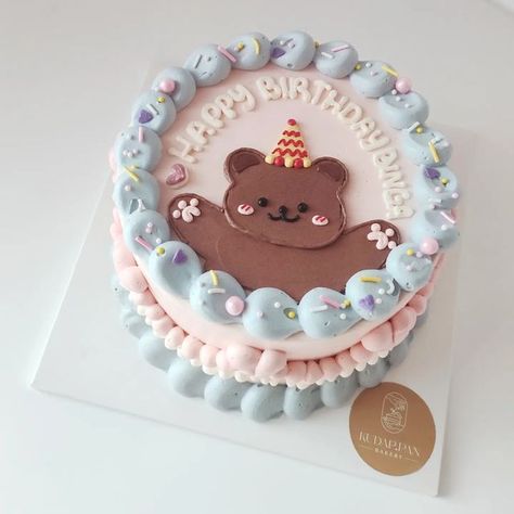 Korean Cake Birthday Simple, Cake Korean, Bear Cake Design, Korean Cake Birthday, Cake Bear, Korean Cake Ideas, Birthday Bear, Korean Cake Aesthetic, Korean Cake Design